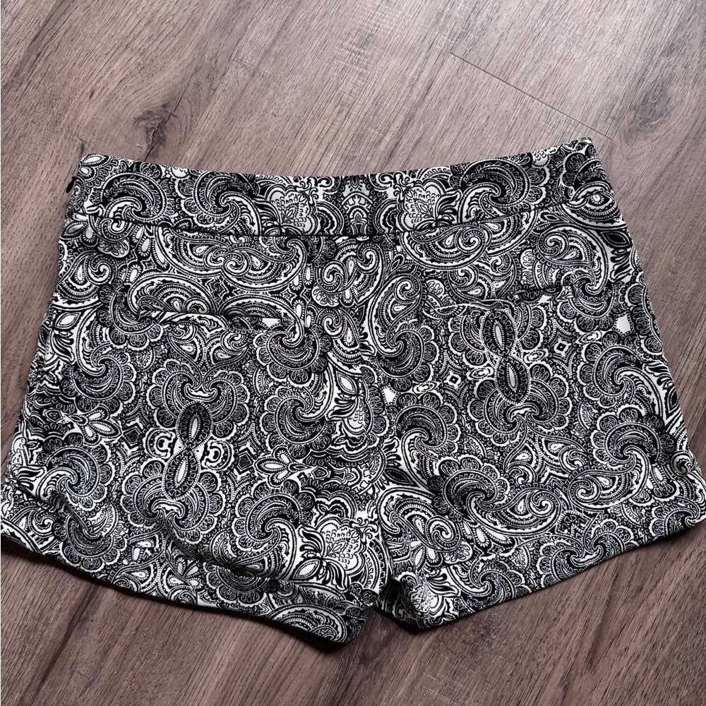 Express Black and White Paisley Shorts - Size 6 - Picture 2 of 14